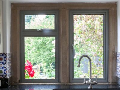 heritage-aluminium-windows-sussex light grey aluminium heritage windows in a kitchen